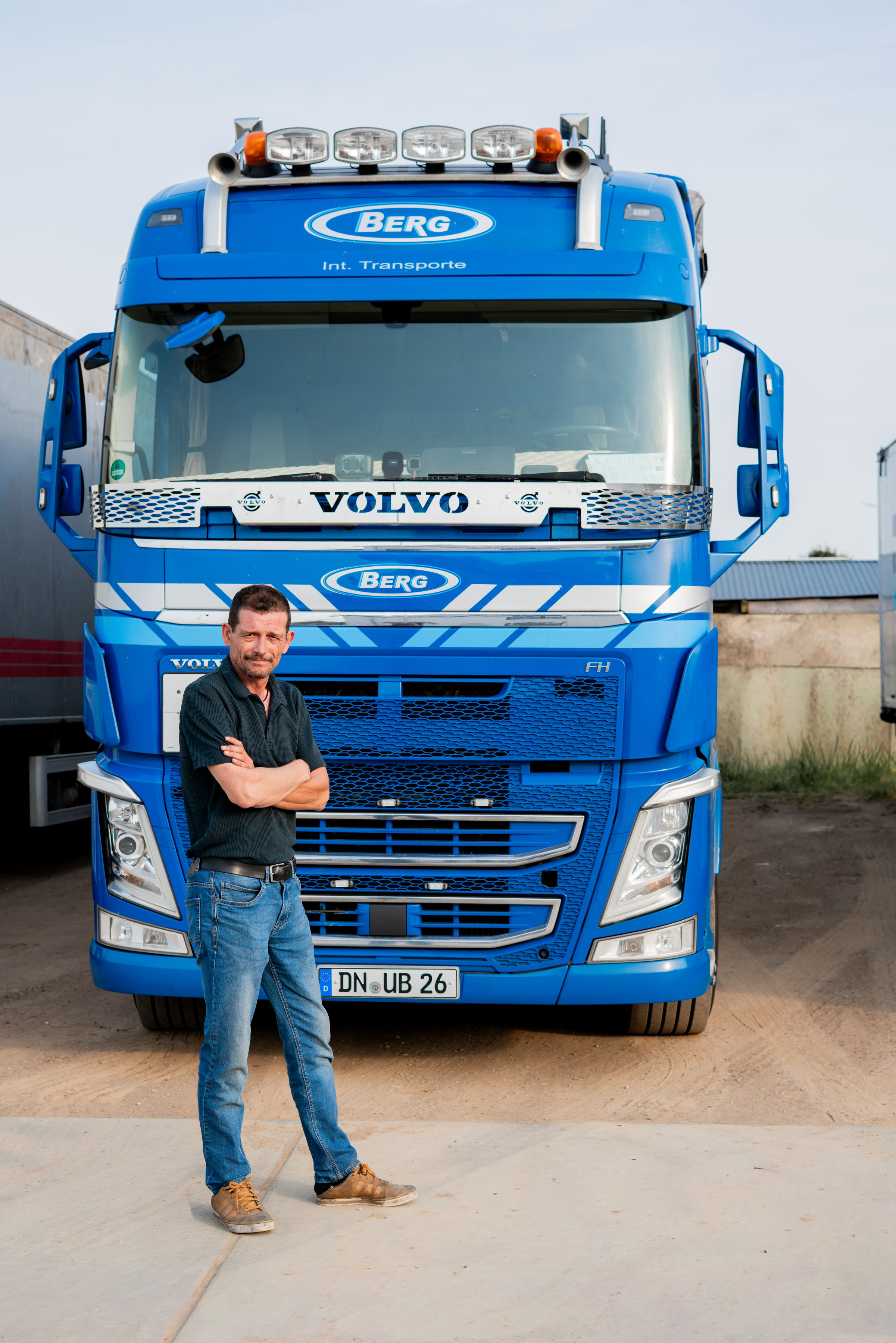 LKW-Fahrer vor einem Fahrzeug von Transporte Berg